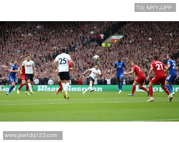 头发造型独特的足球明星们在绿茵场上的风采与魅力 头发造型独特的足球明星们在绿茵场上的风采与魅力