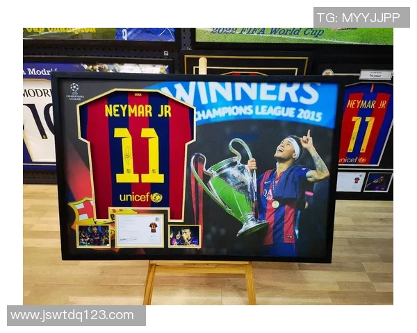 足球明星球袋图片欣赏领略球场风采与时尚潮流的完美结合 足球明星球袋图片欣赏领略球场风采与时尚潮流的完美结合